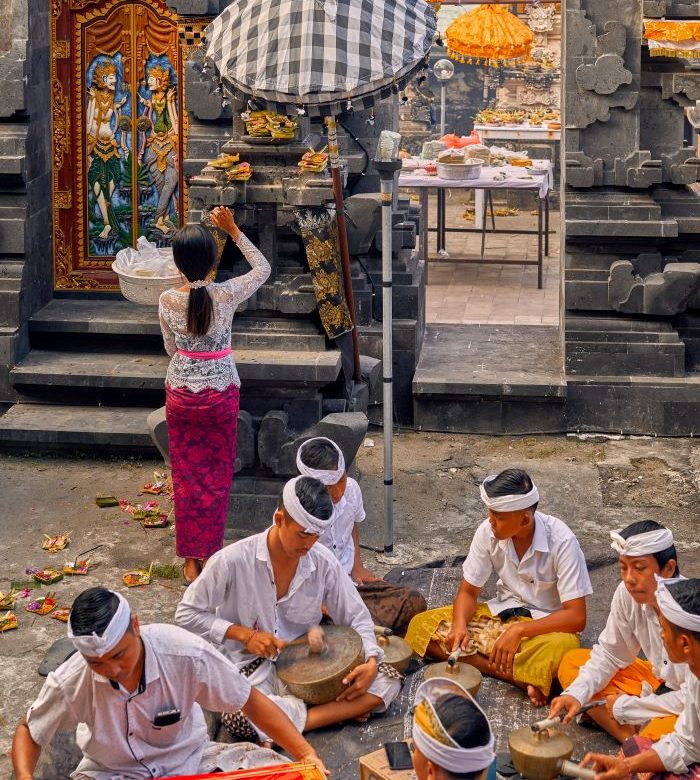 Bali-temple-prayer-colorful