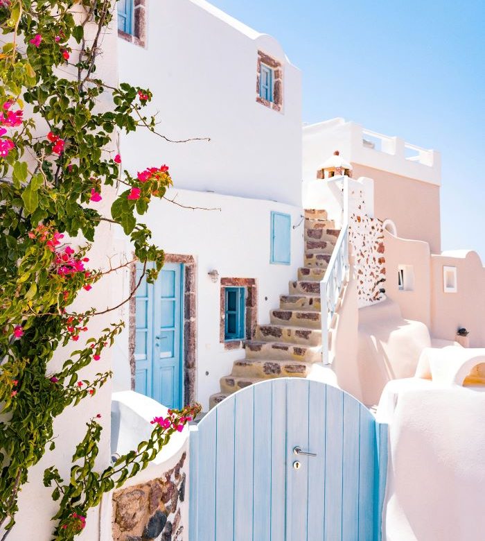 travel-greece-oia-summer-house-blue-flowers